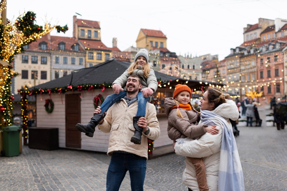 Famiglia che si gode un viaggio durante le vacanze di Natale Famiglia che si gode un viaggio durante le vacanze di Natale
